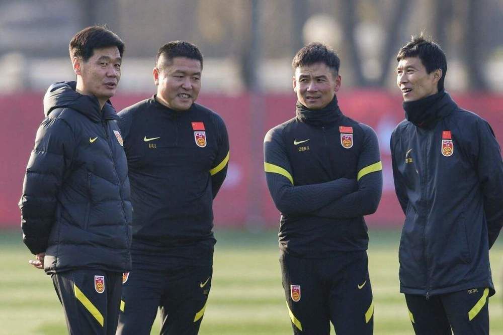 脱了她裙子摸进她的内裤亲吻